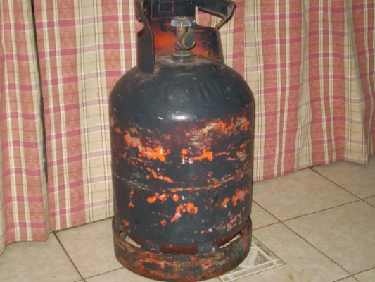Casi termina en tragedia: Un hombre amenazó con prender fuego a toda su familia con una garrafa de gas