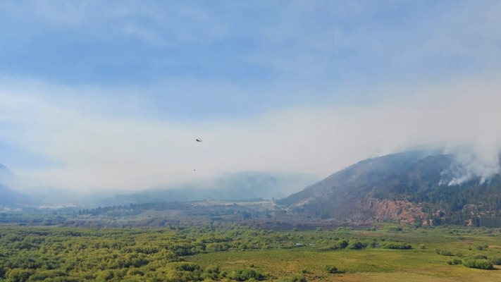 Declaran la emergencia y despliegan recursos para controlar incendio en El Hoyo