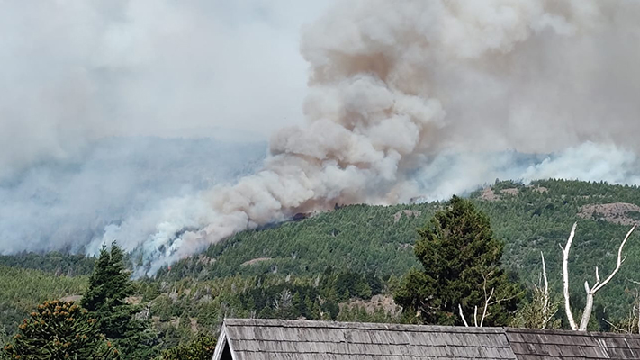 Más de un centenar de brigadistas combaten el incendio en Los Alerces