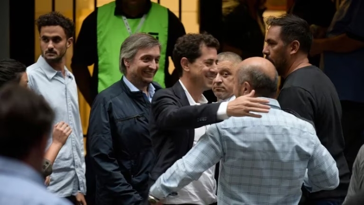 Máximo Kirchner sorprendió con su presencia en la mesa del Frente de Todos