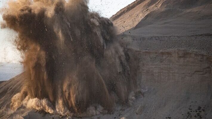 Cerro Chenque, COMOMORO RIVADAVIA, DETONACIONES