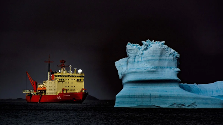 El rompehielos Irizar pasó junto al témpano gigante desprendido de la Antártida