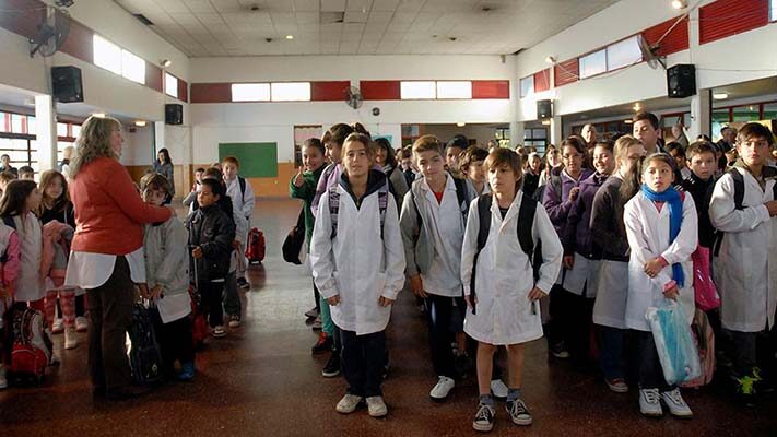 adolescentes, clases, educación, escuela, malas posturas, mochilas, niños, pantallas, plantillas, salud