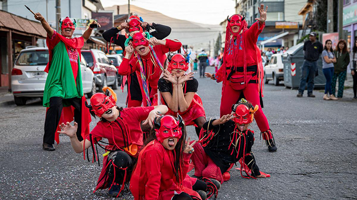 Diversión, música y colores en el desfile de apertura de los festejos de Carnaval en Bariloche