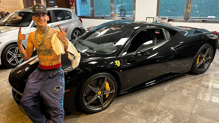 L-Gante se mostró en una Ferrari de medio millón de dólares