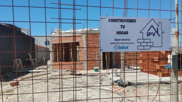 Cuarenta familias construyen sus hogares