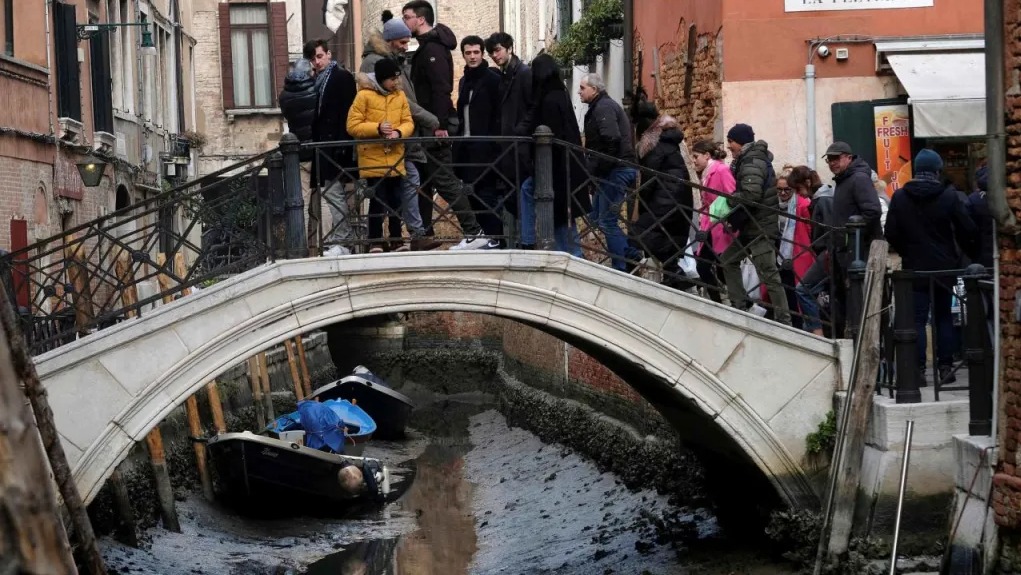 El clima invernal seco deja sin agua a los canales de Venecia