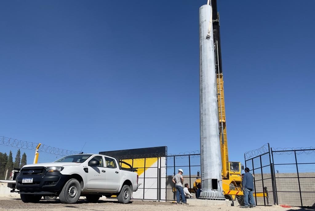 Deportivo Madryn comenzó con la instalación de sus torres de iluminación