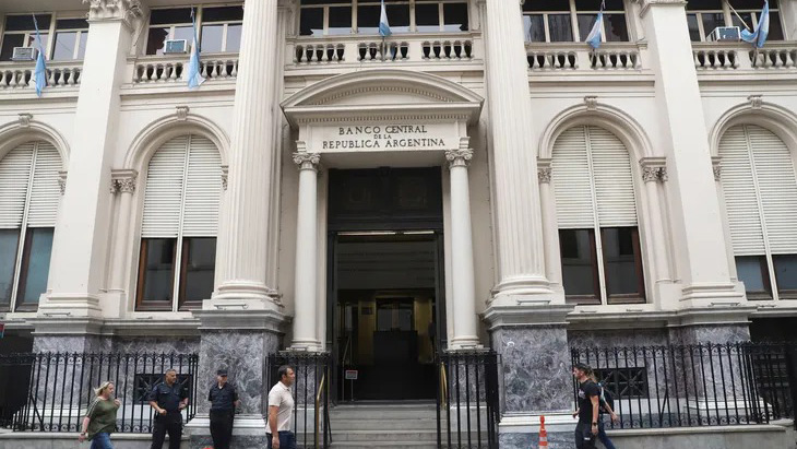 El Banco Central subió la tasa de interés de referencia al 81%