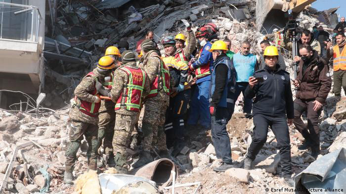 Hallan tres sobrevivientes en Turquía 13 días después del terremoto