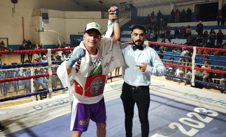 Dylan Navarro venció a Vivanco en el primer festival de boxeo municipal del 2023