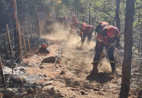 Intensa labor y despliegue de recursos para controlar el fuego en zona de Epuyén