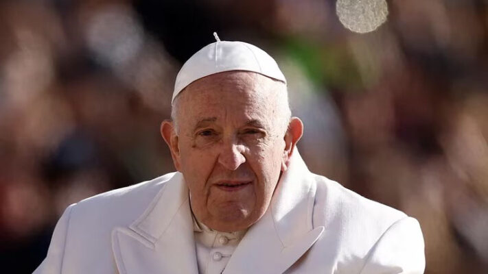 La salud del papa Francisco: le bajó la fiebre y se despertó de muy buen humor