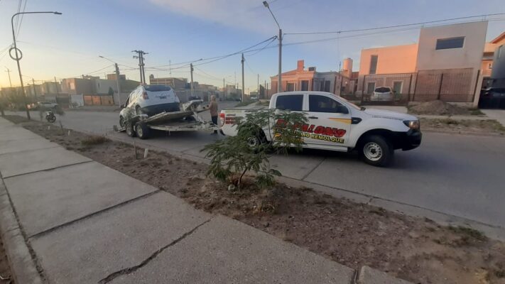 Manejaba alcoholizado y chocó contra un auto estacionado