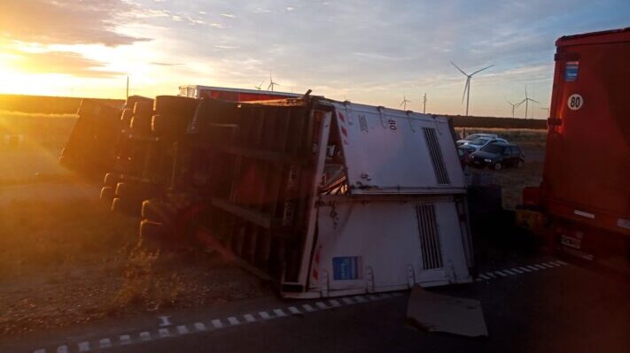 Volcó un camión entre Trelew y Madryn sobre la Ruta N° 3