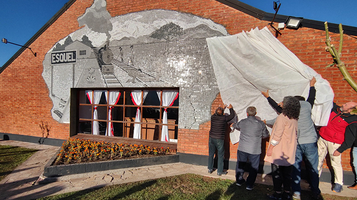 Esquel inauguró un gran mural en reconocimiento a los trabajadores ferroviarios de “La Trochita”