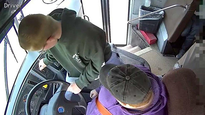 Pequeño héroe: un niño de 13 años tomó el control de un bus escolar luego de que la conductora se desmayara al volante