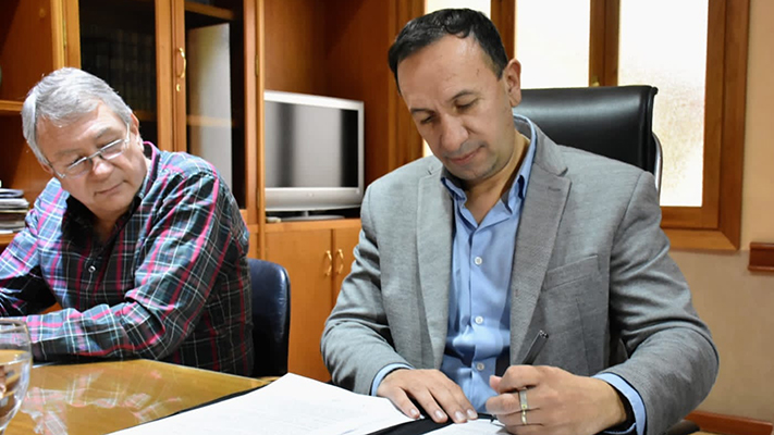 Maderna firmó el contrato de adjudicación de la obra de pavimentación de la calle Oris de Roa