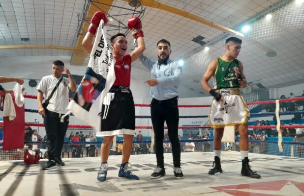 El local Dylan Navarro, ganó su combate ante Gómez