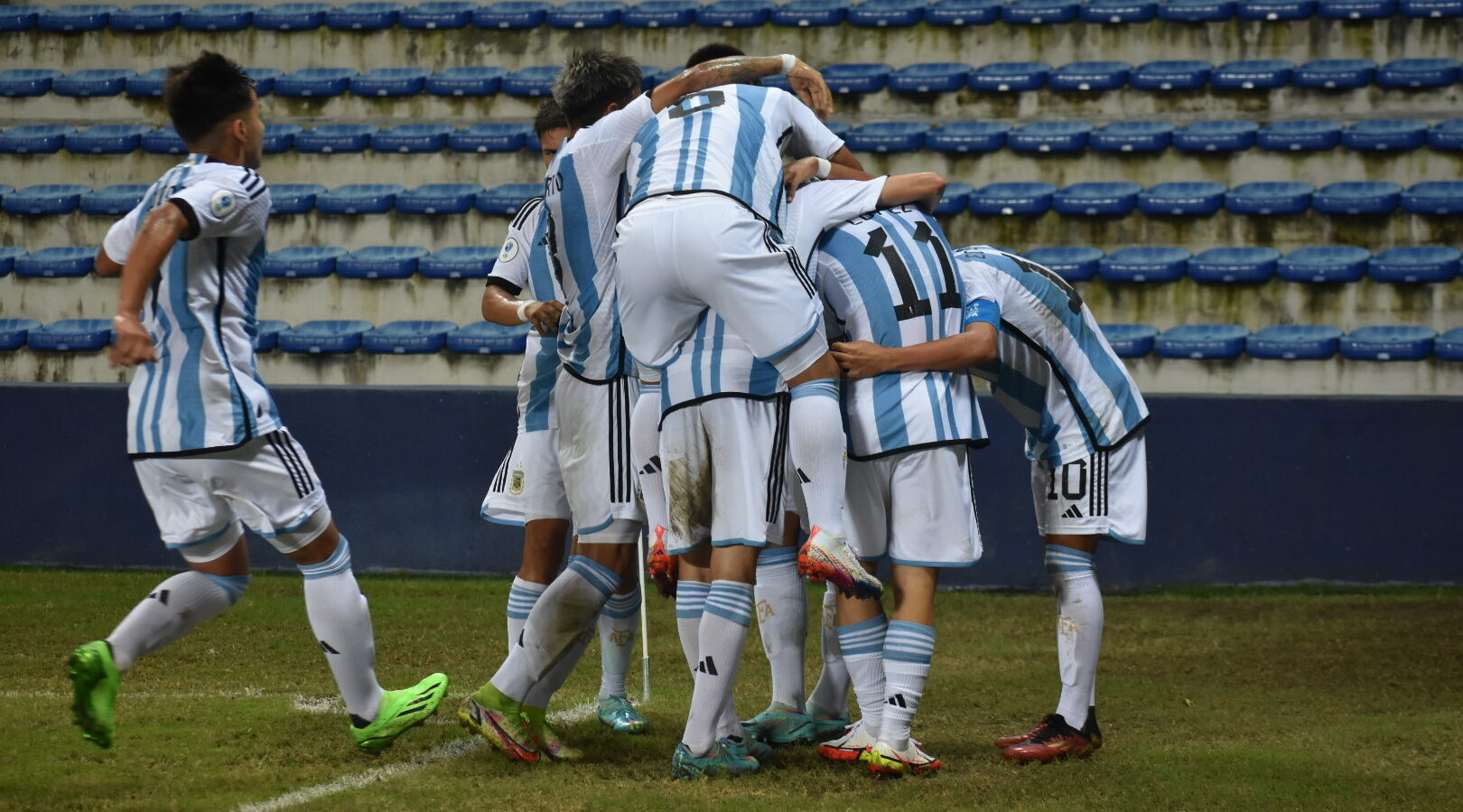 Argentina se mide ante Paraguay en busca de la clasificación al mundial