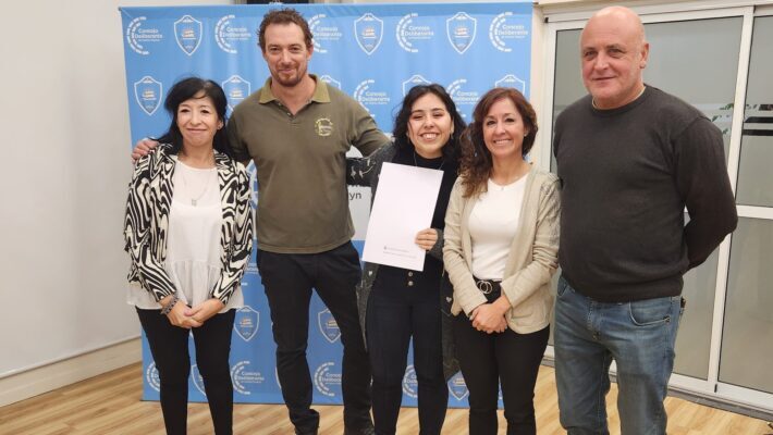 Florencia Moreno recibió la beca al mejor promedio otorgada por el Concejo Deliberante