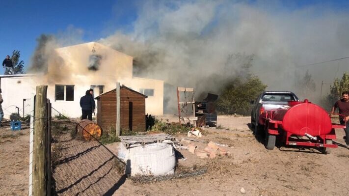 Voraz incendio consumió una vivienda en El Doradillo