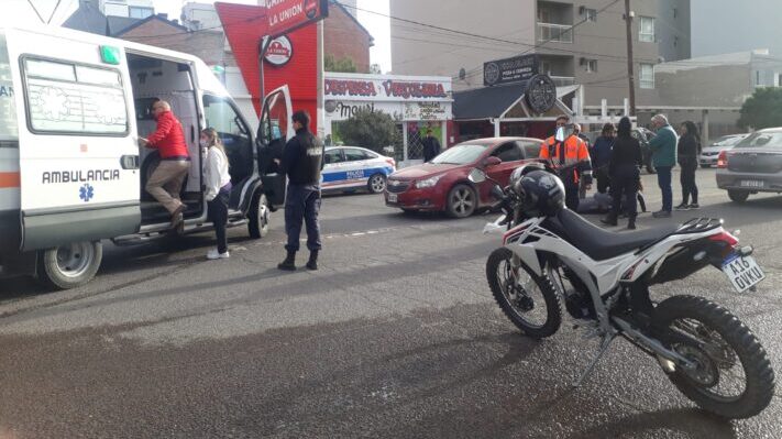 Una joven de 18 años fue atropellada en Avenida Gales