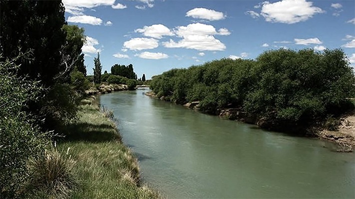 Debate por el agua: Un príncipe de Qatar alambró la naciente del río Chubut