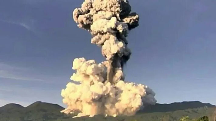 Un volcán que entró en erupción en Costa Rica alarma a toda la población