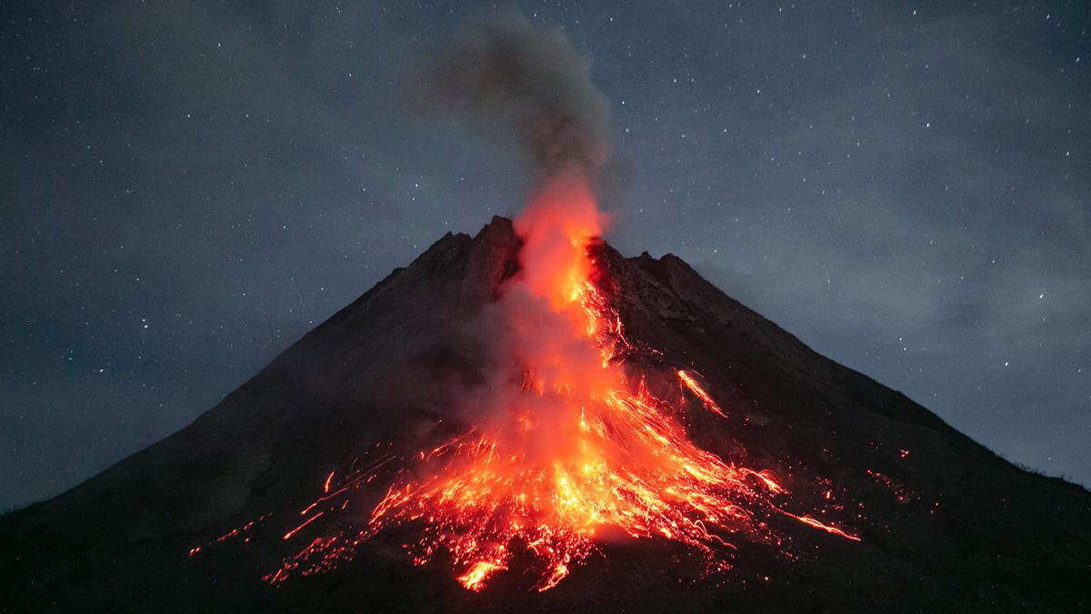 Entró en erupción el monte Merapi en Indonesia