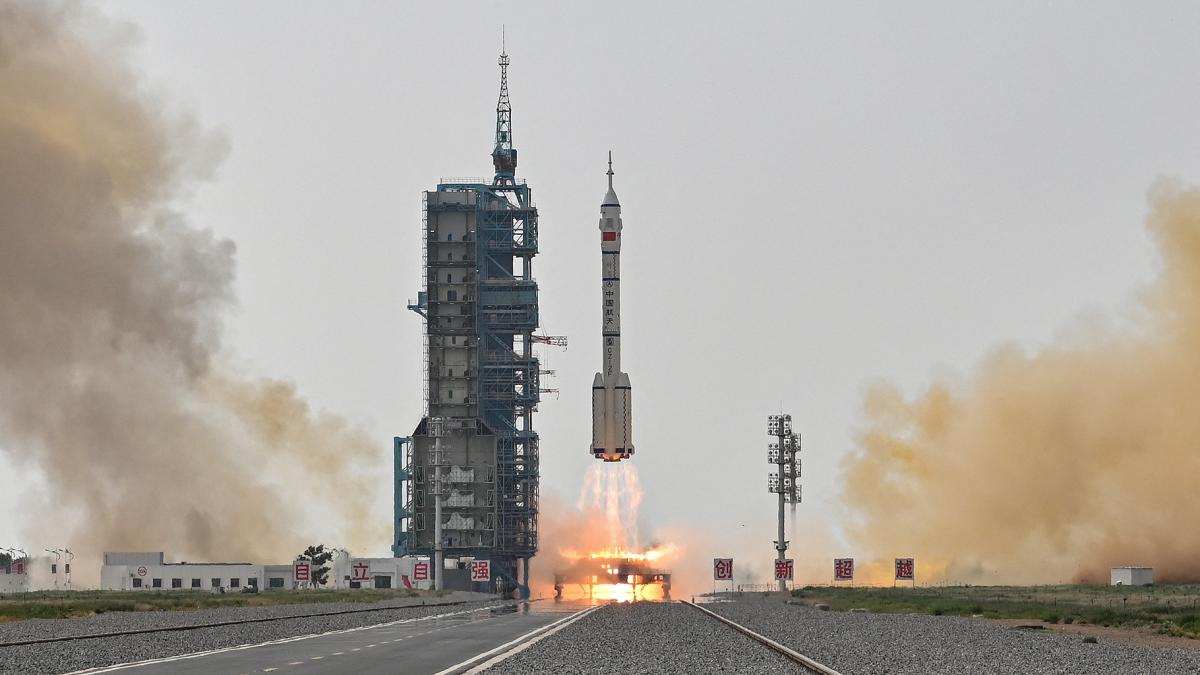 La misión china con el primer astronauta civil llegó a la estación espacial Tiangong