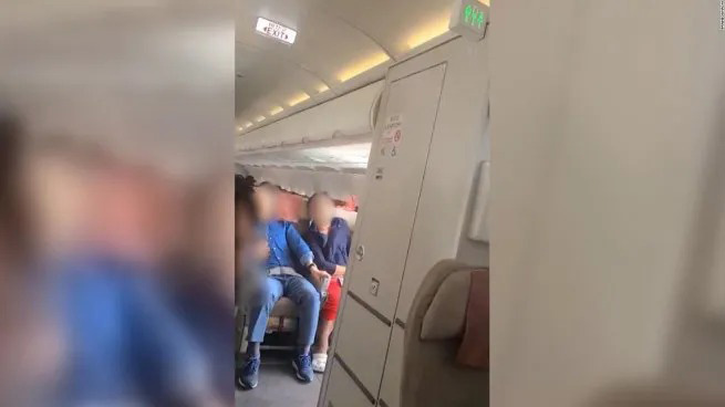 Abrió la puerta de un avión en pleno vuelo