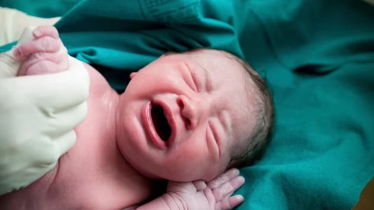 Nació el primer bebé con ADN de tres personas