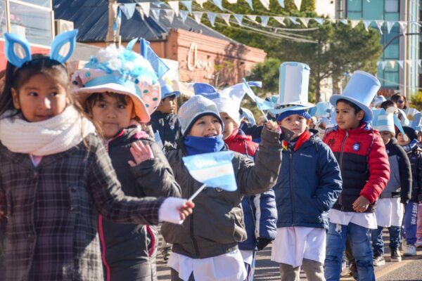 Inician las inscripciones para el desfile del 25 de Mayo