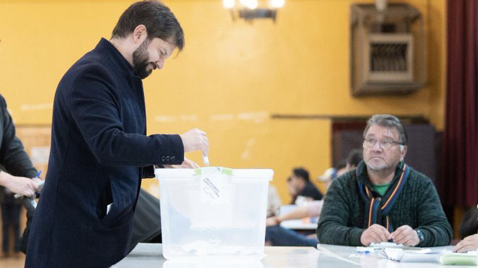 Los chilenos eligen a los consejeros que escribirán la nueva Constitución