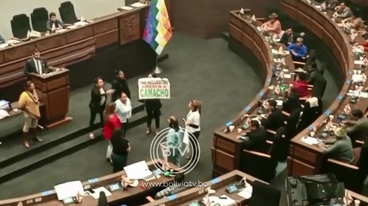 Legisladores bolivianos terminaron a las piñas en medio de una sesión en el Congreso