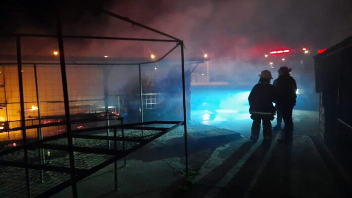 Bomberos apagaron incendio en un puesto de la Feria del barrio Perón