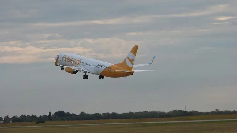 Flybondi cancela vuelos por las restricciones para acceder a dólares