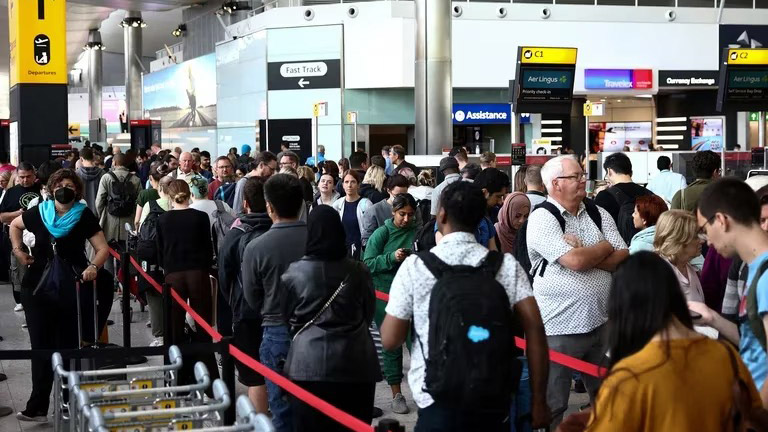 Reino Unido exigirá a la mayoría de los extranjeros una autorización de viaje a partir del próximo año