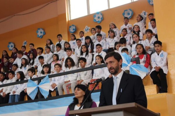 Trevelin: Alumnos de diferentes escuelas realizaron la promesa a la bandera