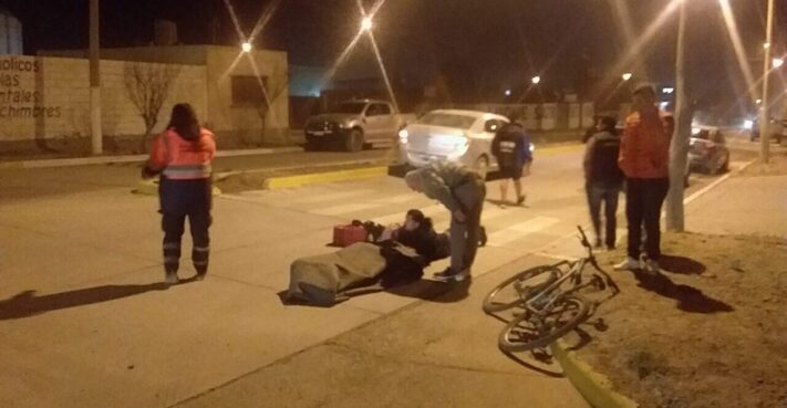 Joven ciclista chocó contra un auto y terminó en el Hospital