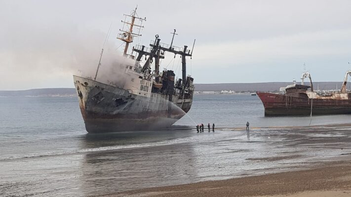 Se prendió fuego un barco varado a metros del muelle Storni
