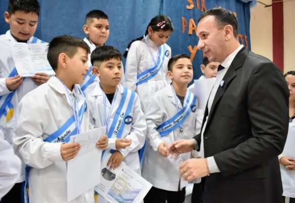 Maderna encabezó el acto de promesa a la bandera en Trelew