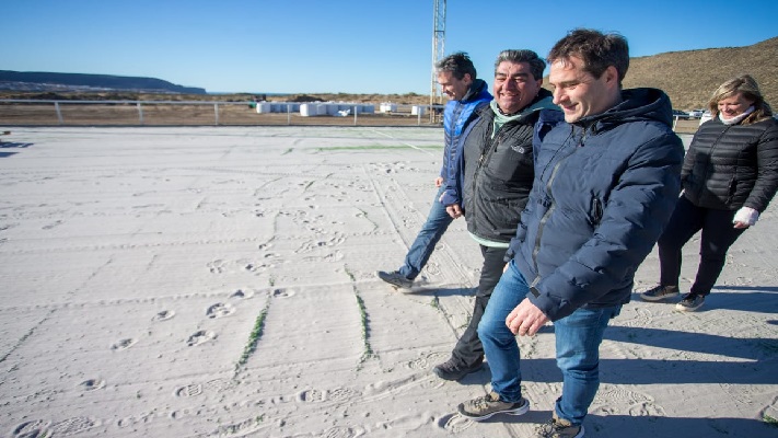 Luque y Cerdá recorrieron la obra de colocación de césped sintético en Club Chenque