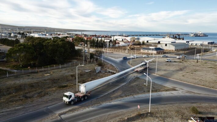 Continúa el traslado de componentes eólicos al Parque Eólico Aluar