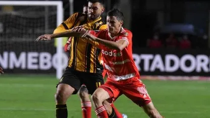 River se impuso a The Strongest y logró el pase a octavos