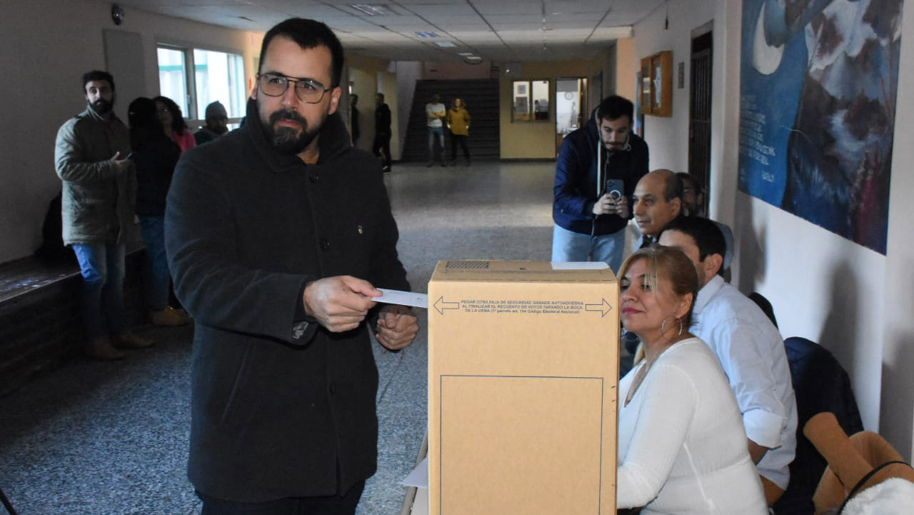 Matías Tacceta votó en la Escuela Politécnica de Esquel