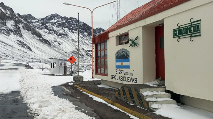 Por la nieve cerraron el paso de Cristo Redentor a Chile