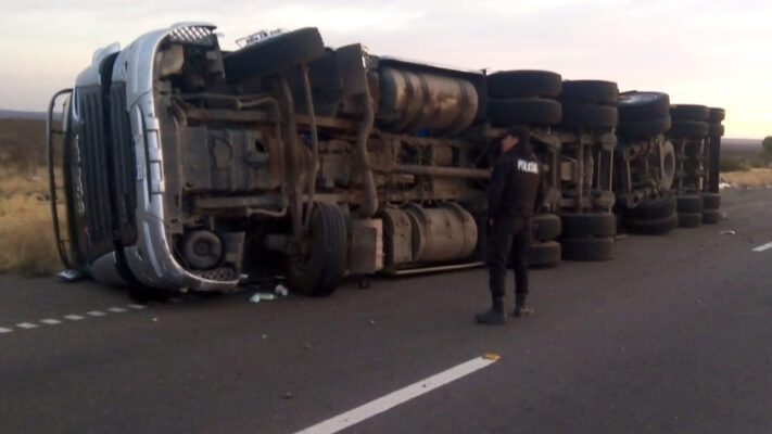 camión, Doble Trocha, INCIDENTE VIAL, puerto madryn, TRELEW, Vuelco