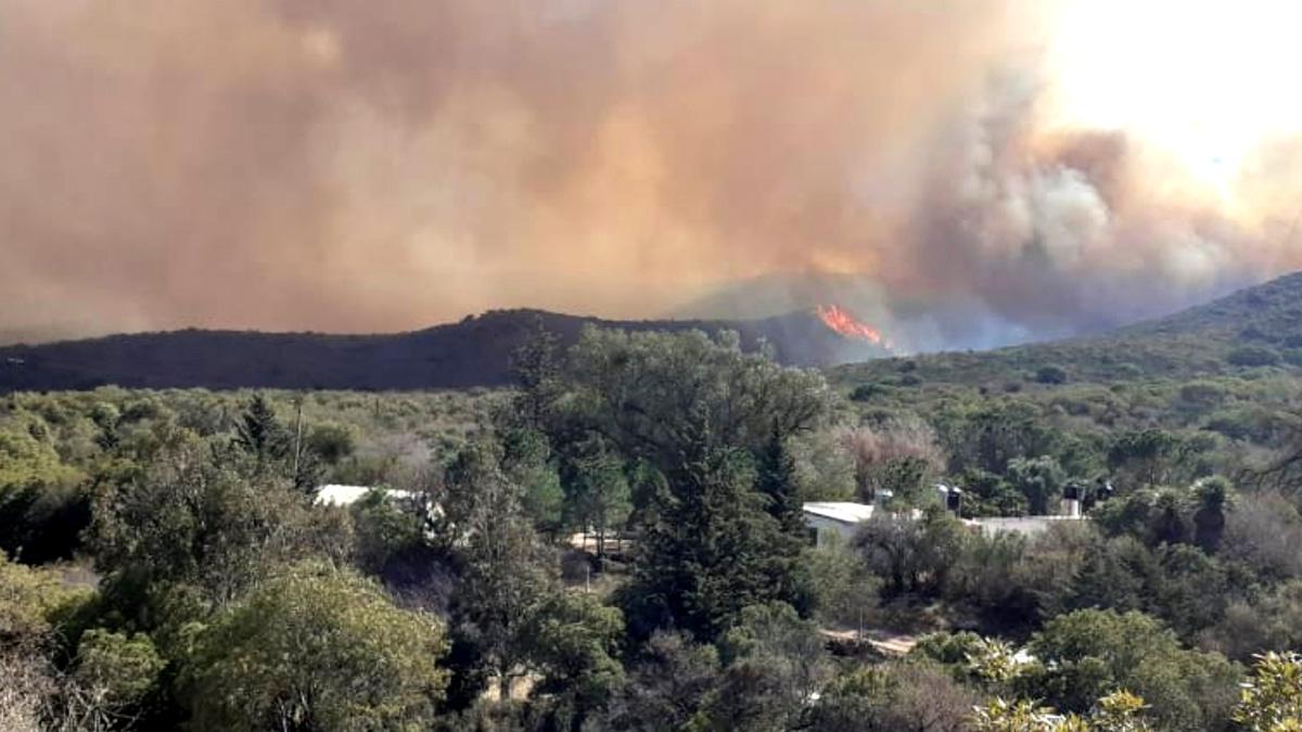 Intensa labor en el combate del incendio forestal en el Cerro Uritorco